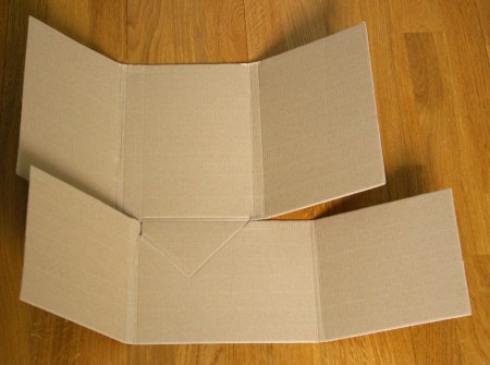 Kirjalaatikko levitettynä.