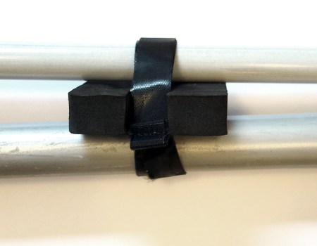 Tässä näkyy kiinnike käyttötilanteessa. Sillä voi kätevästi pakata mopin ja imurin yhteen.